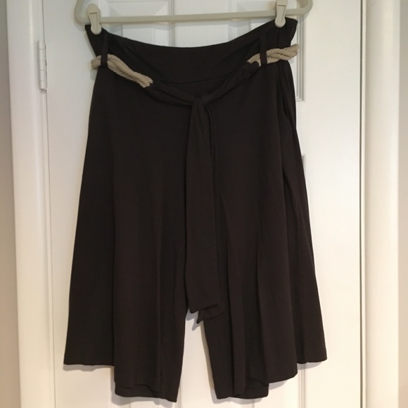 NWOT Theory Capris - Picture 1 of 3